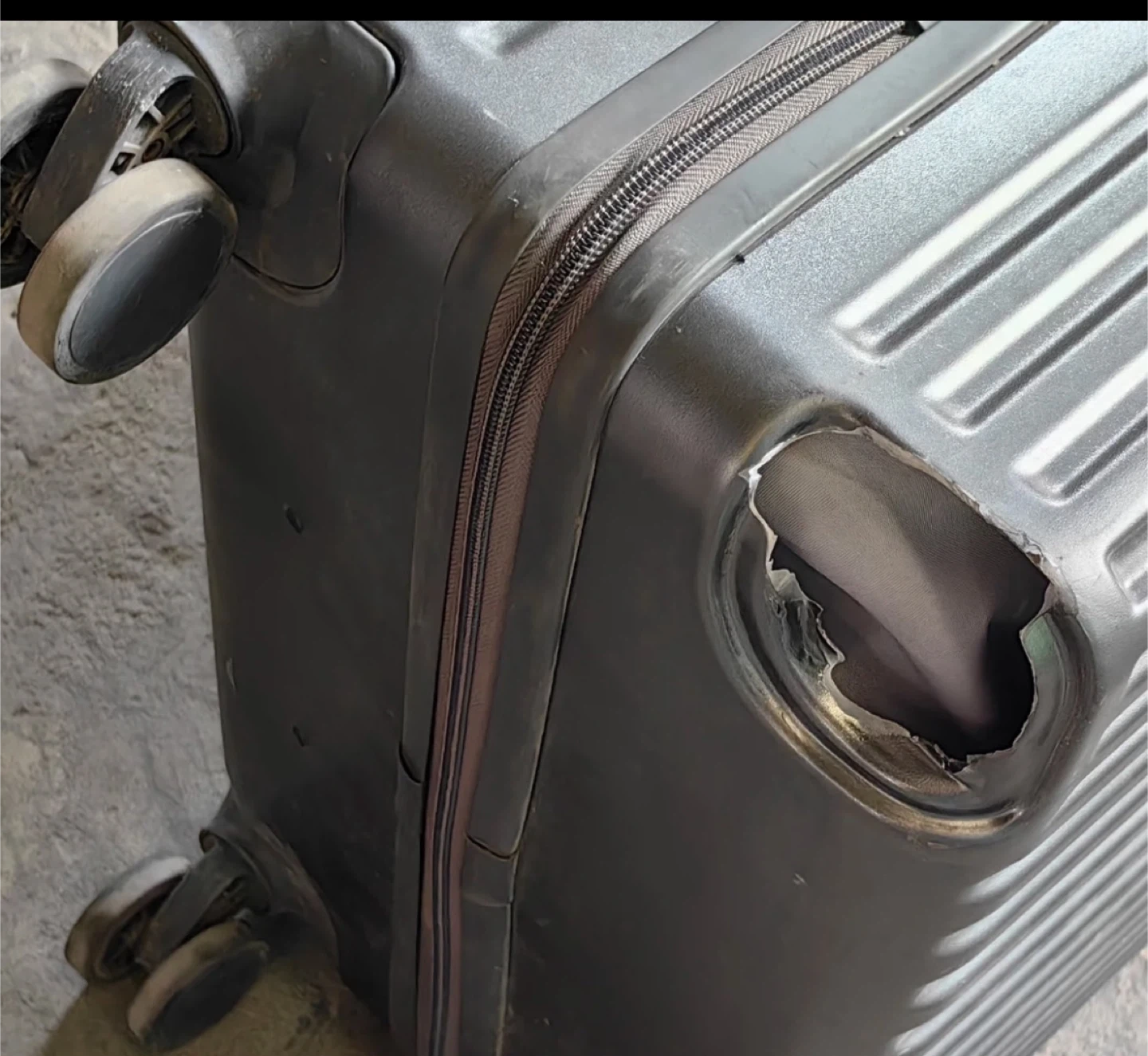 Sell parts***30" Hardshell Spinner Luggage - Damaged - photo 2