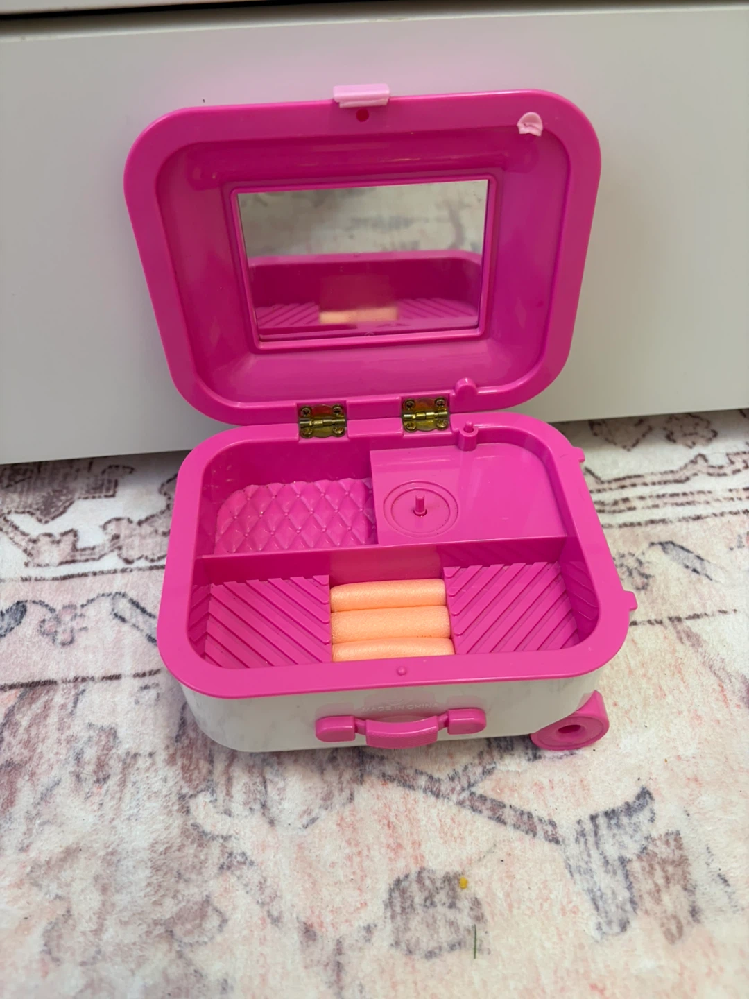 Hello Kitty Suitcase Jewelry Box - photo 3