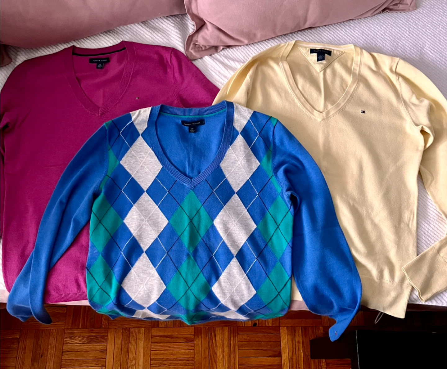 Tommy Hilfiger 3 V-Neck Sweaters size XS/S like NEW!