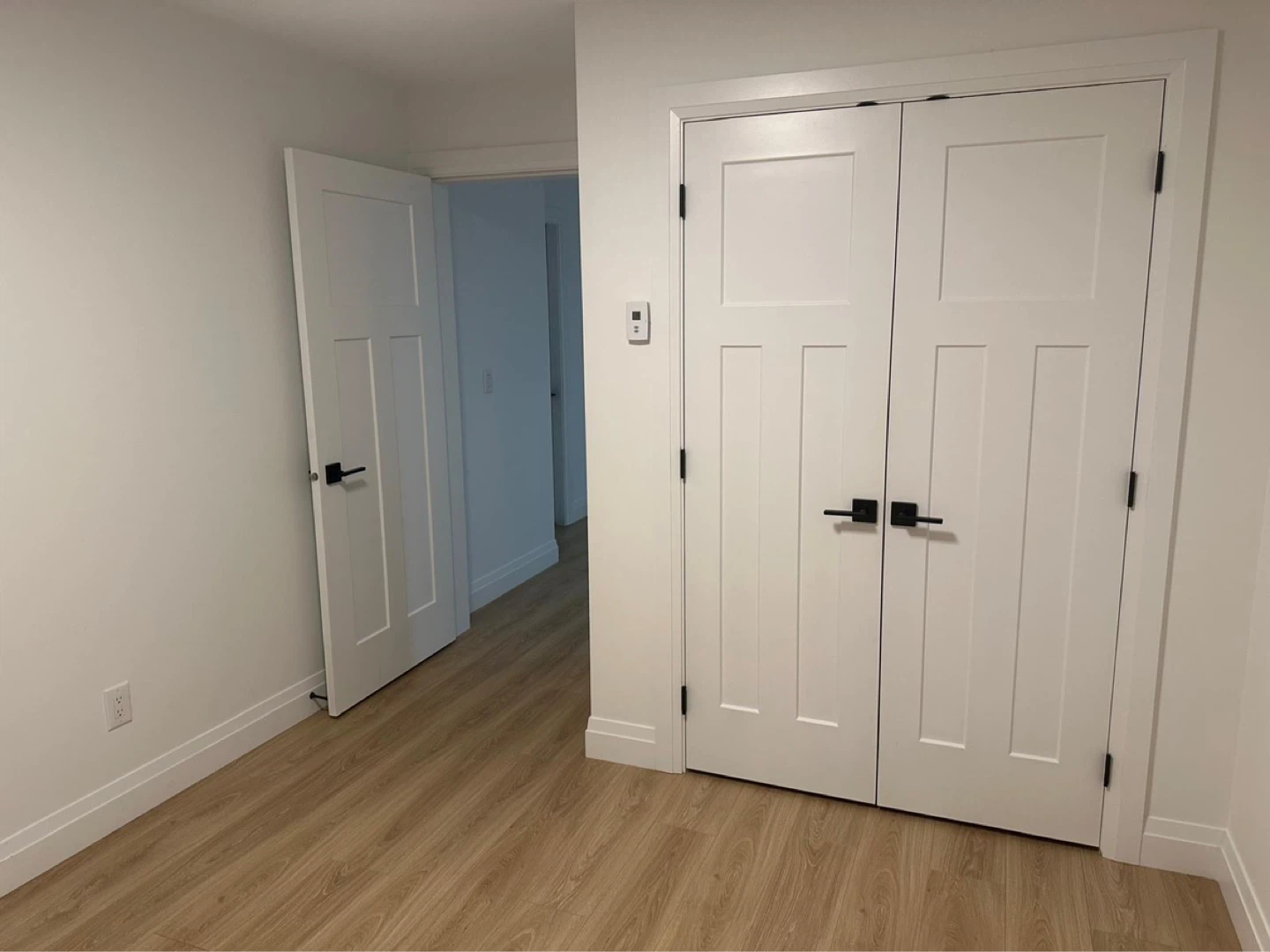 Spacious 1 Bed 1 Bath Basement Suite For Rent - photo 5