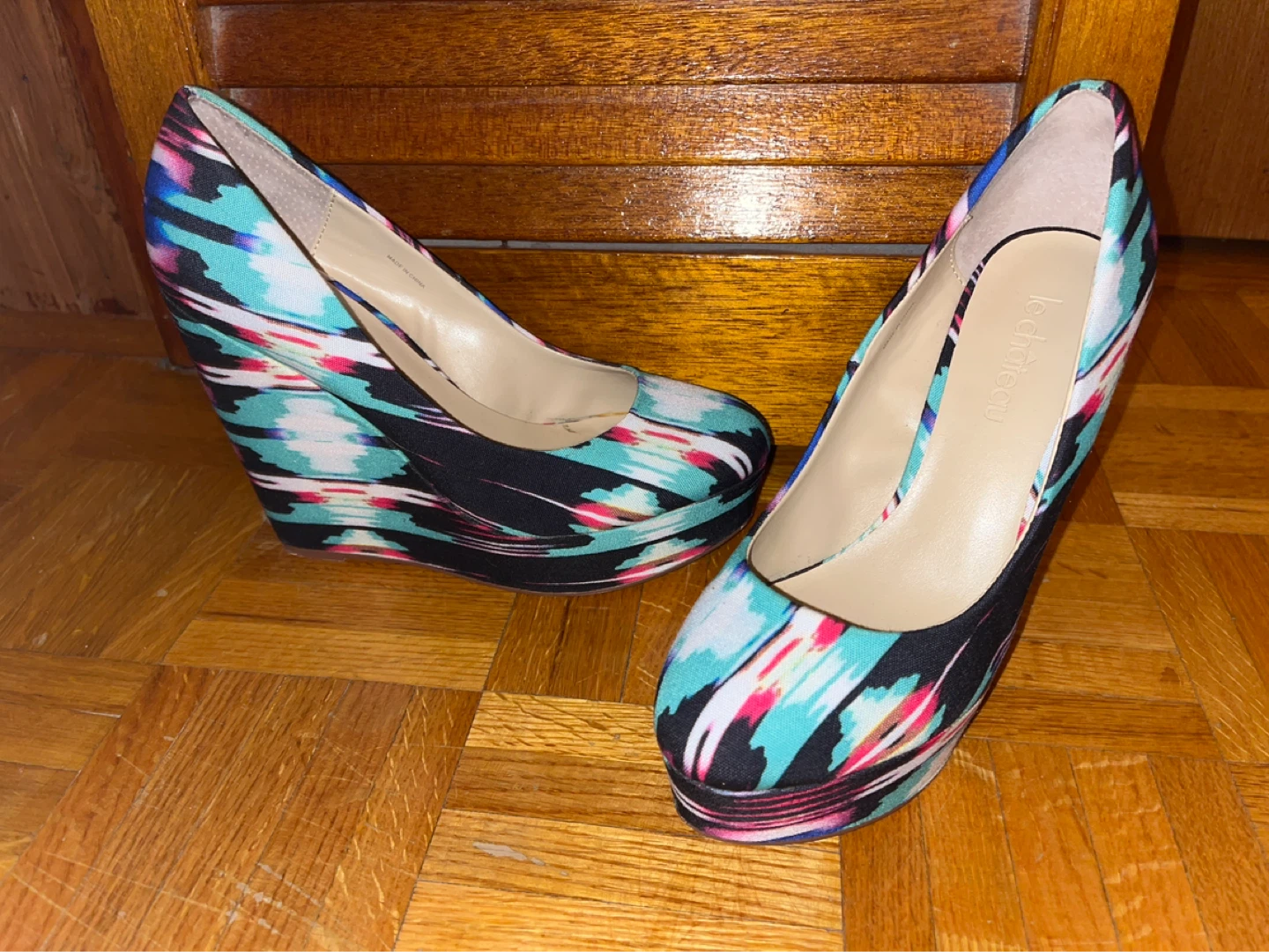 Le Chateau Wedge Heels - Abstract Print size 6.5/7