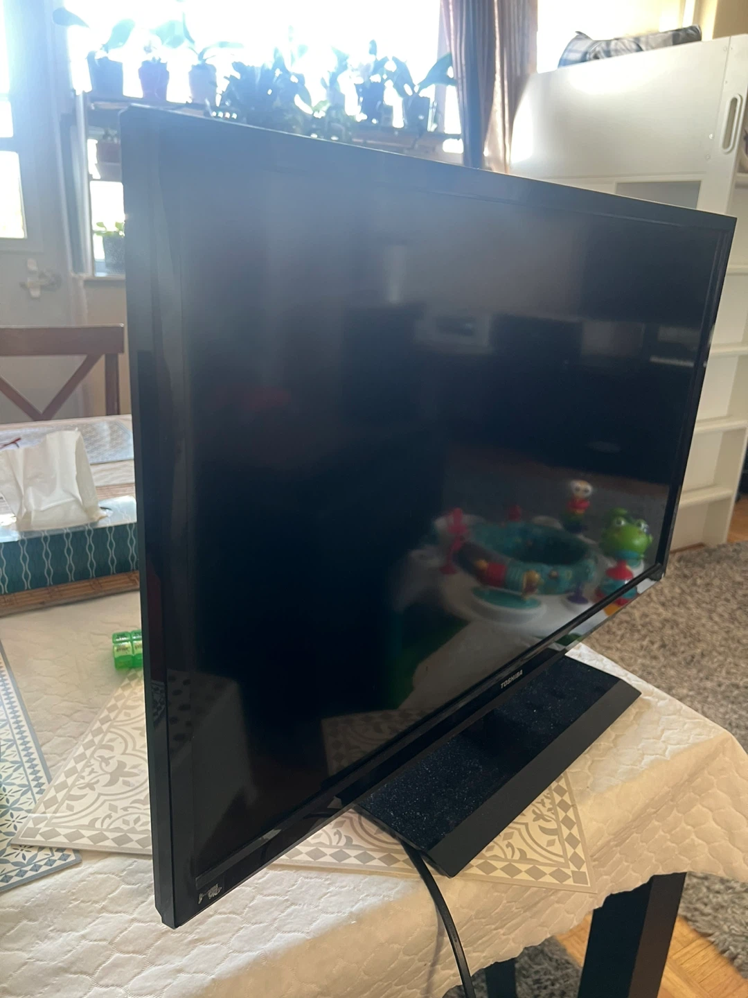 Toshiba 32" LCD TV Model 32L2200U
