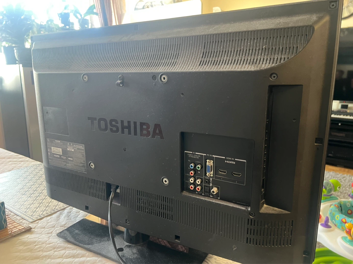 Toshiba 32" LCD TV Model 32L2200U - photo 5