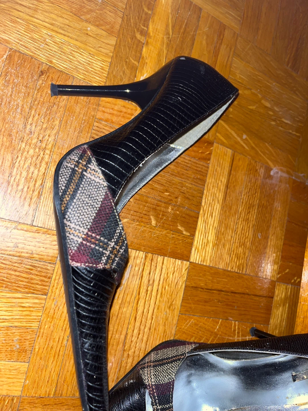 Beautiful Black Pumps with Plaid Accent - photo 3