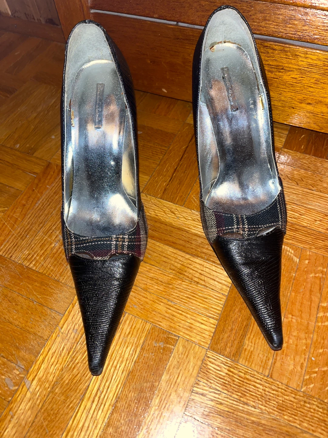 Beautiful Black Pumps with Plaid Accent - photo 4