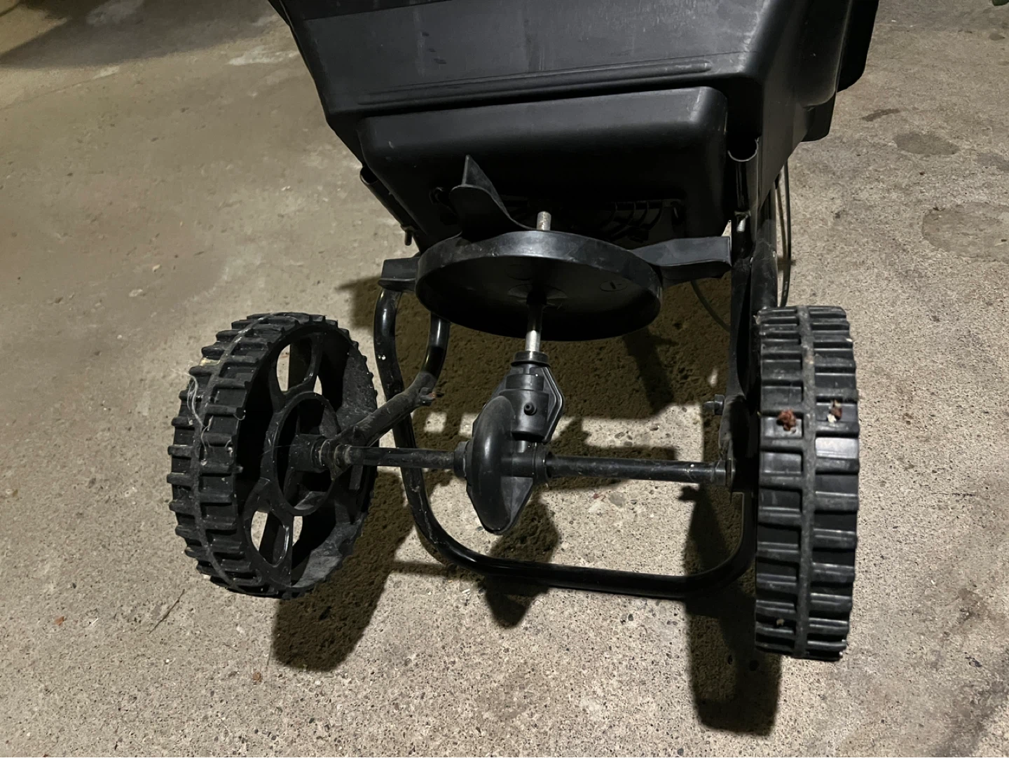Red Devil Lawn and Garden Spreader (see description) - photo 2