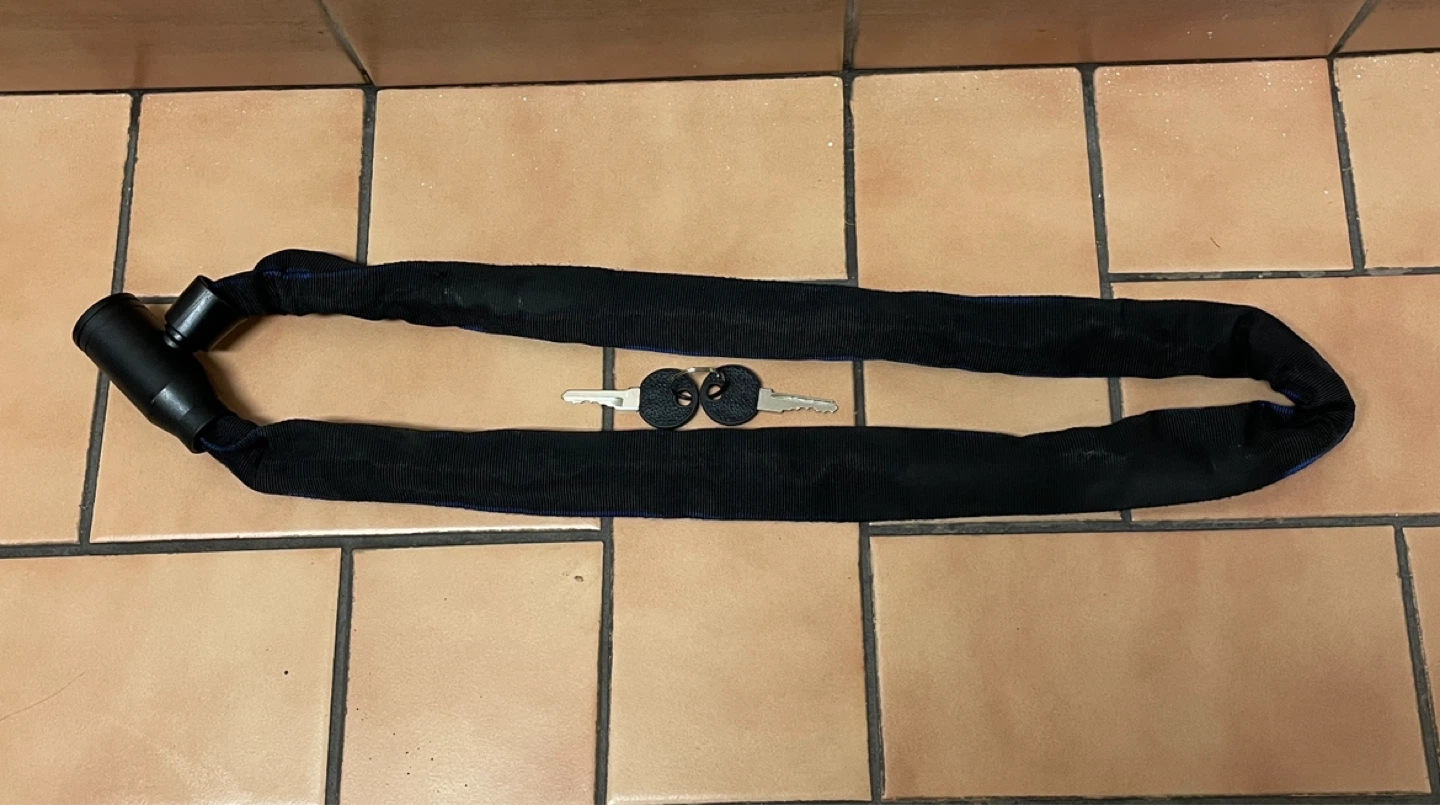 Black bicycle chain lock with 2 keys