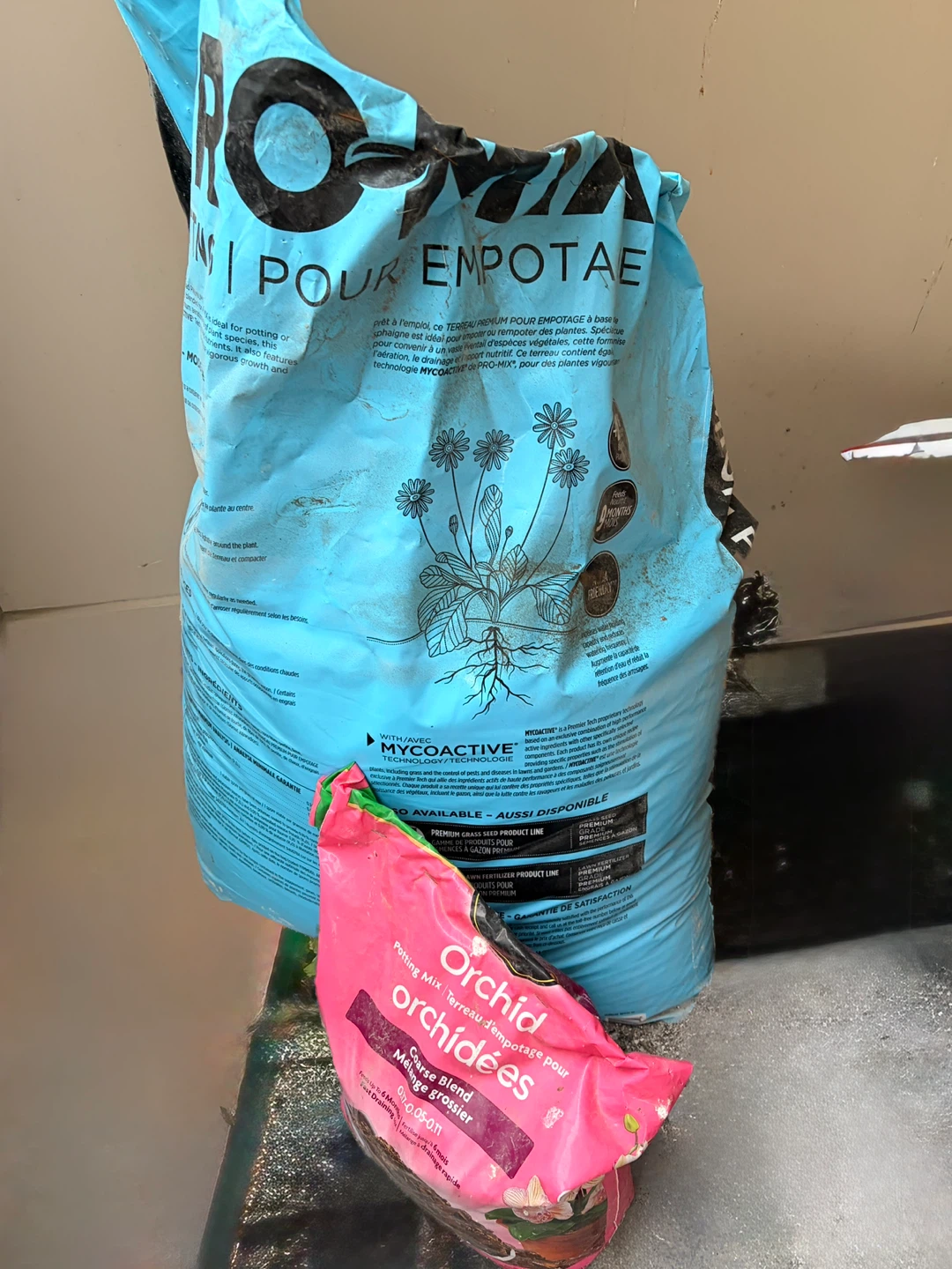PRO-MIX Potting Mix and Orchid Potting Mix