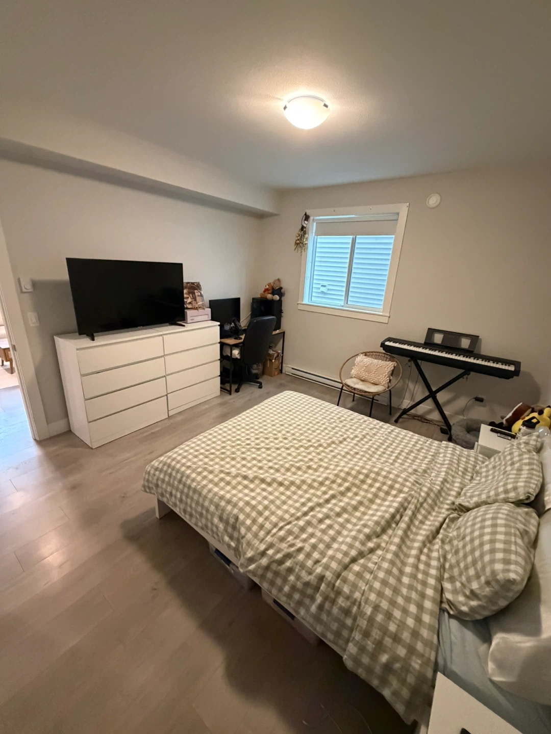 1 Bed 1 Bath Basement Suite - photo 4