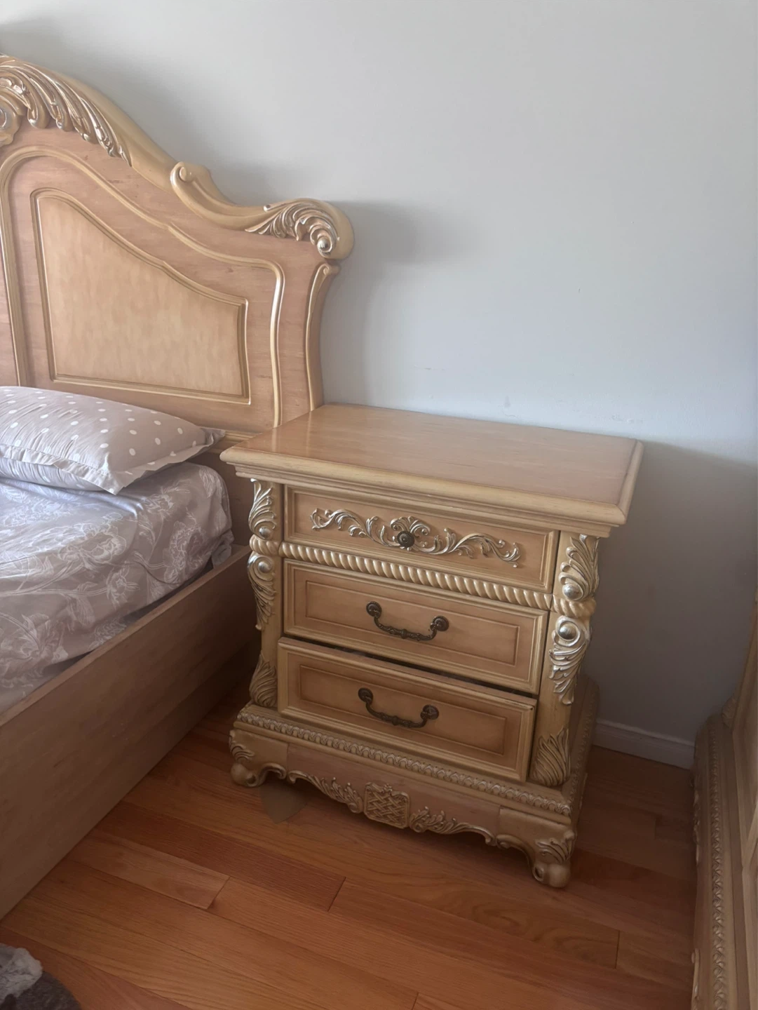 MOVING SALE . Full Bedroom Set - Wardrobe & 2 Nightstand - photo 3