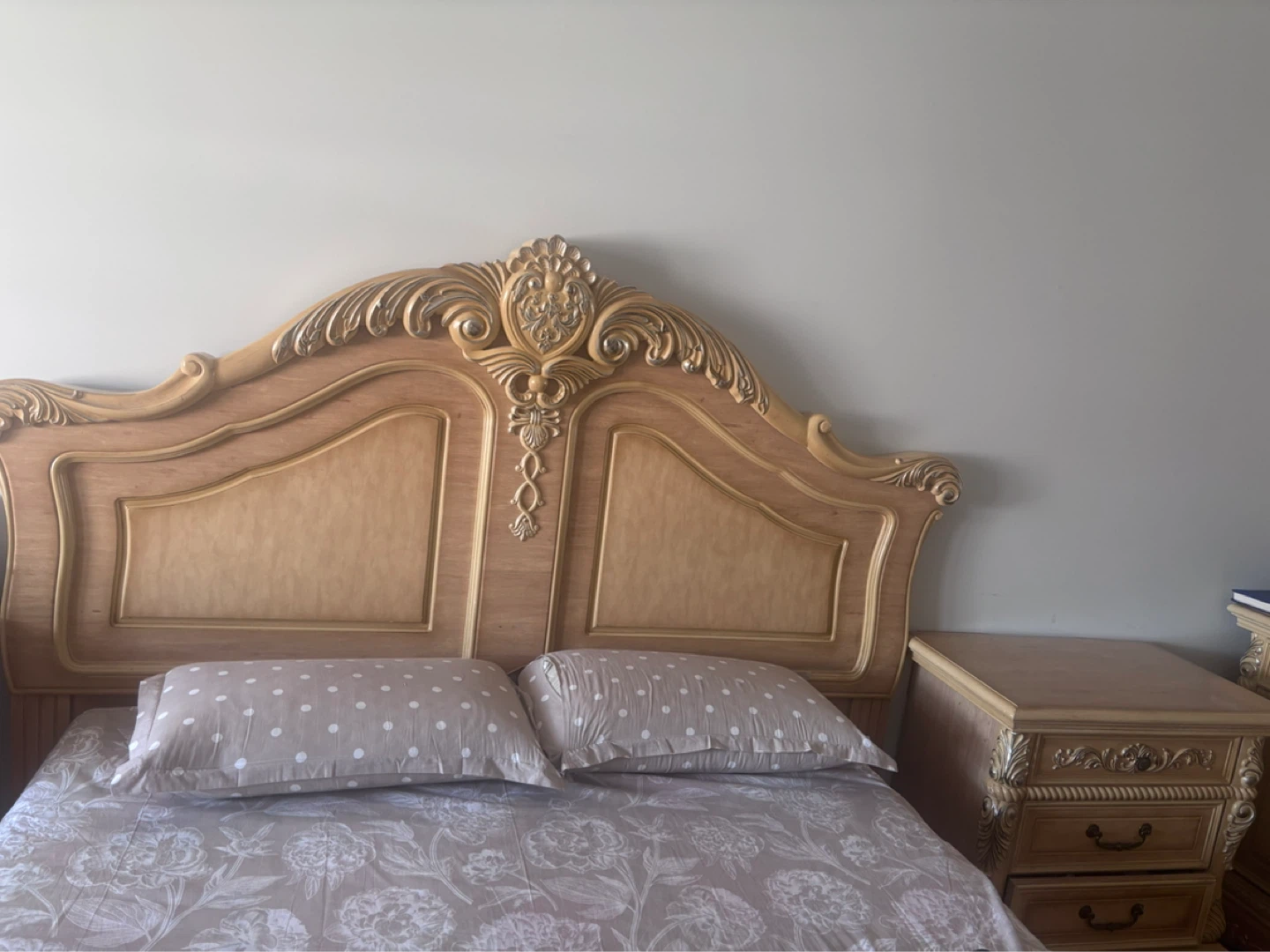 MOVING SALE . Full Bedroom Set - Wardrobe & 2 Nightstand - photo 5