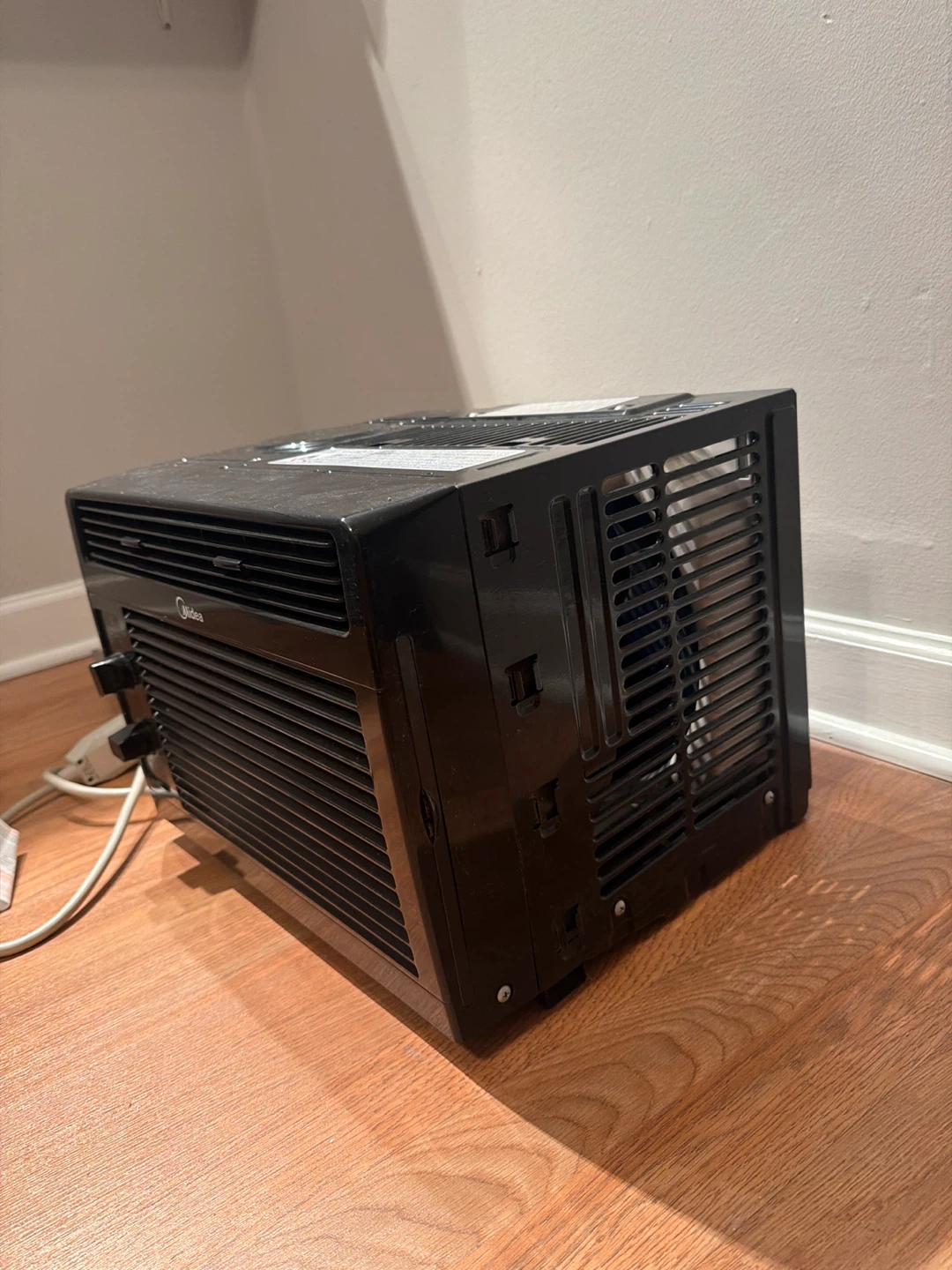 Midea Window Air Conditioner - photo 2