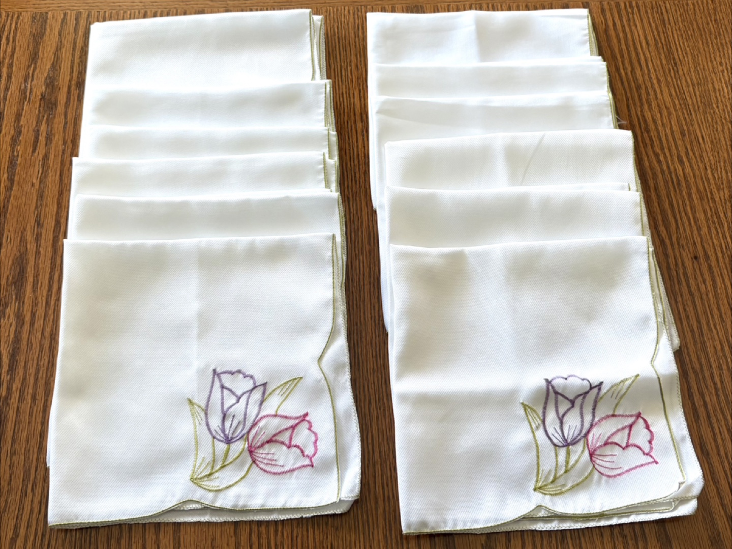 Table Cloth & Set of 12 Embroidered Napkins with Tulip Design - photo 3