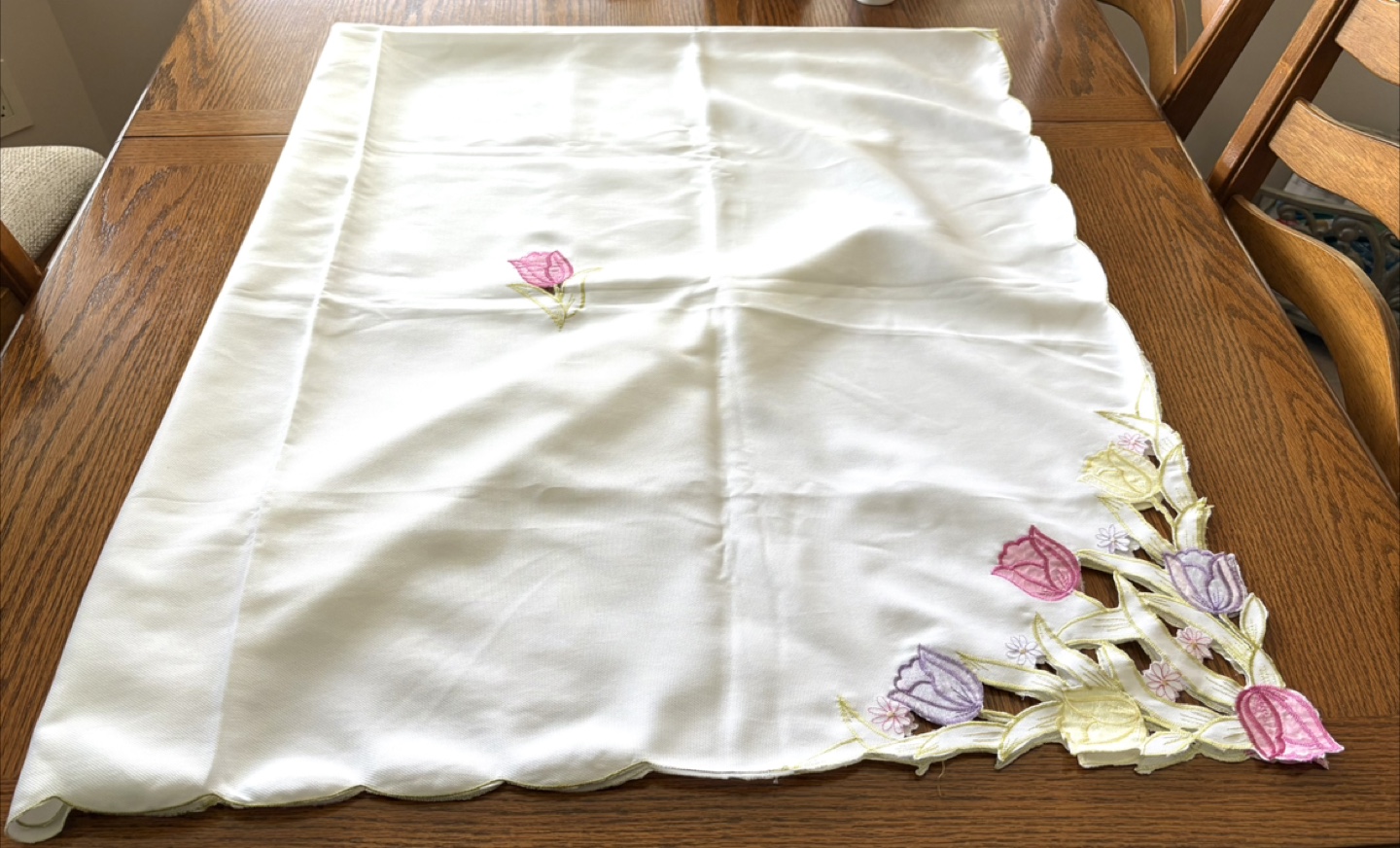 Table Cloth & Set of 12 Embroidered Napkins with Tulip Design - photo 2