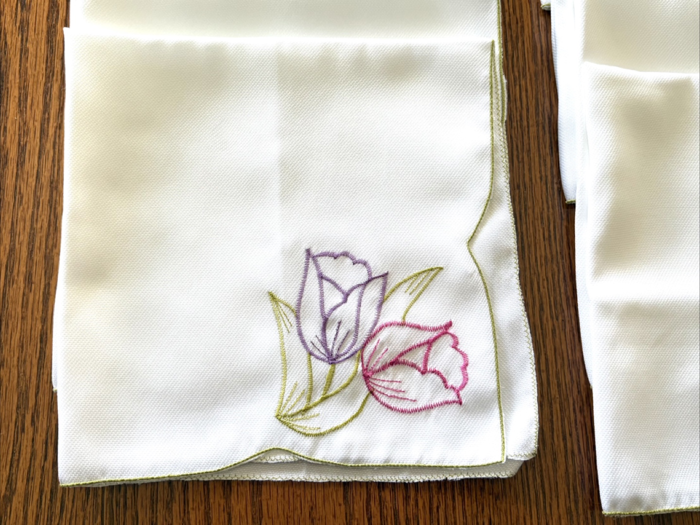 Table Cloth & Set of 12 Embroidered Napkins with Tulip Design - photo 4