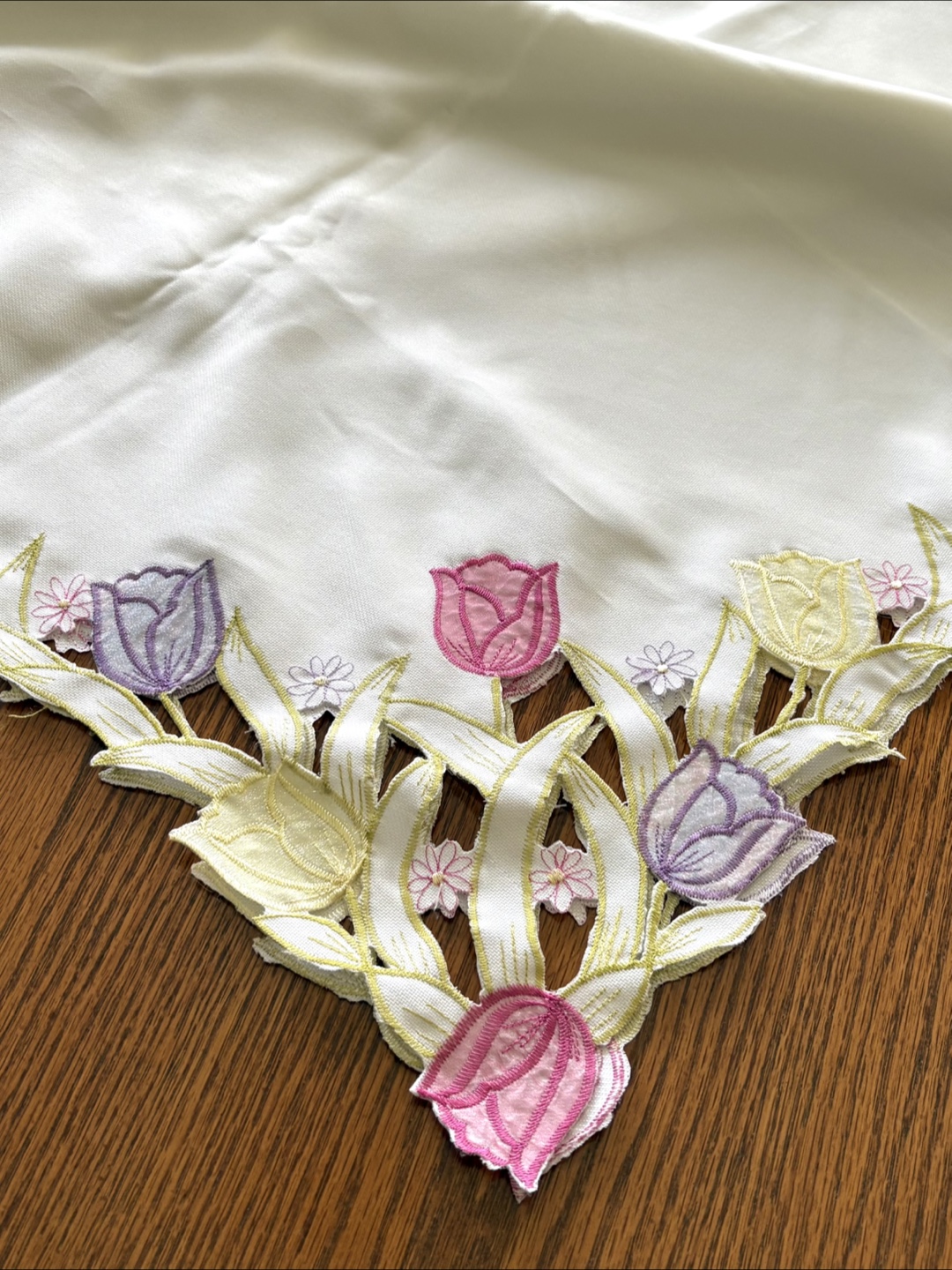 Table Cloth & Set of 12 Embroidered Napkins with Tulip Design