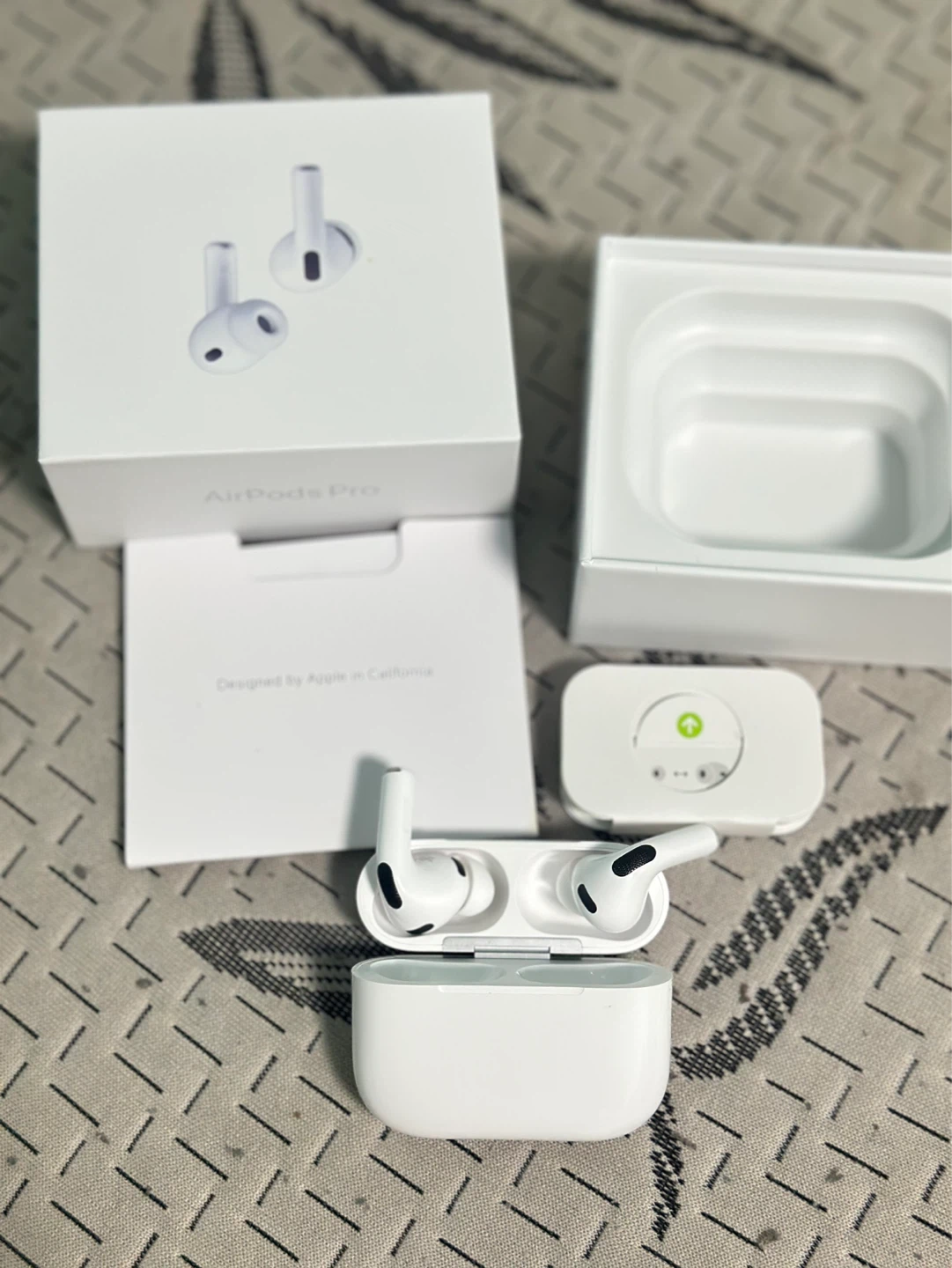Apple AirPods Pro (3rd Generation) with Charging Case - photo 4