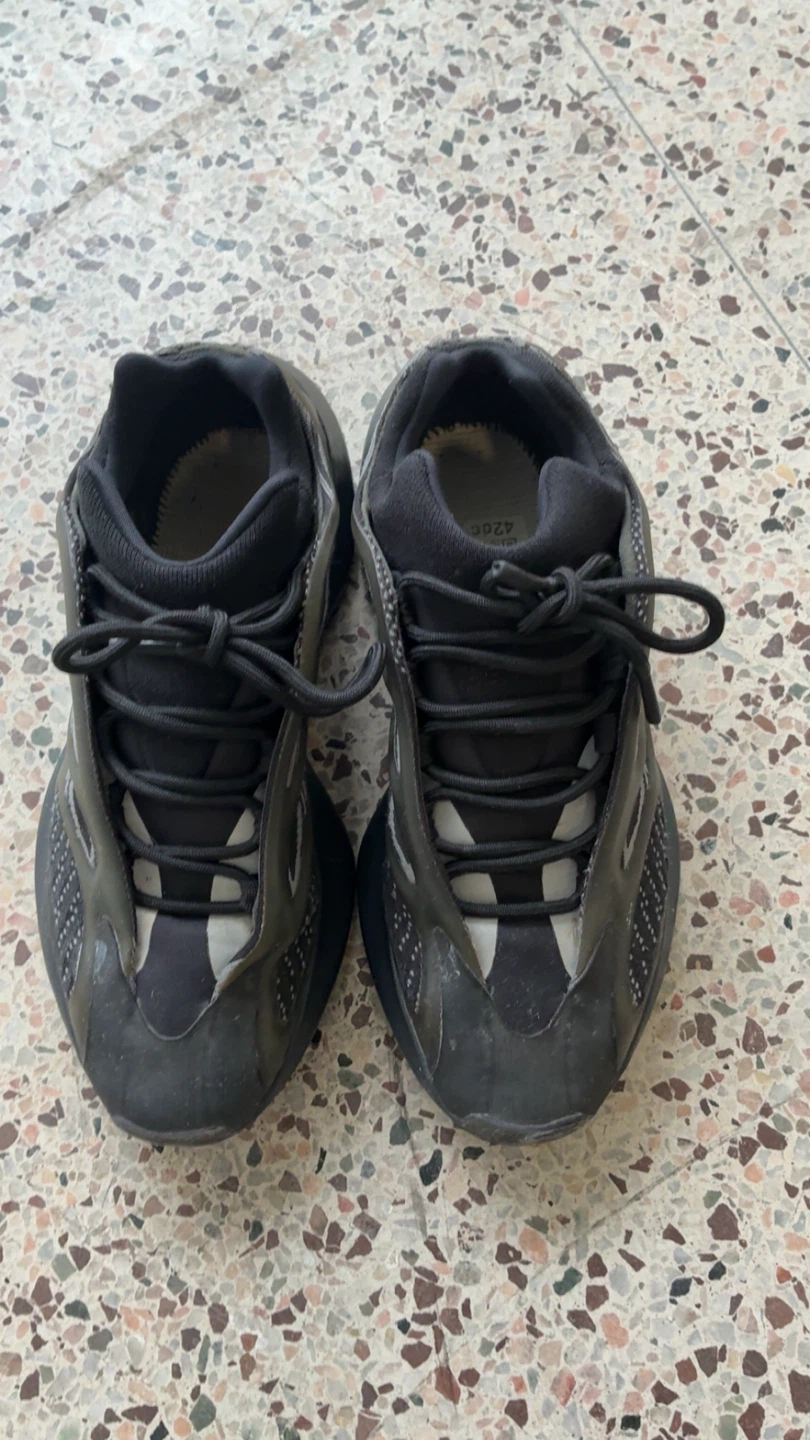 Yeezy 700 v3 glow in the dark size 9