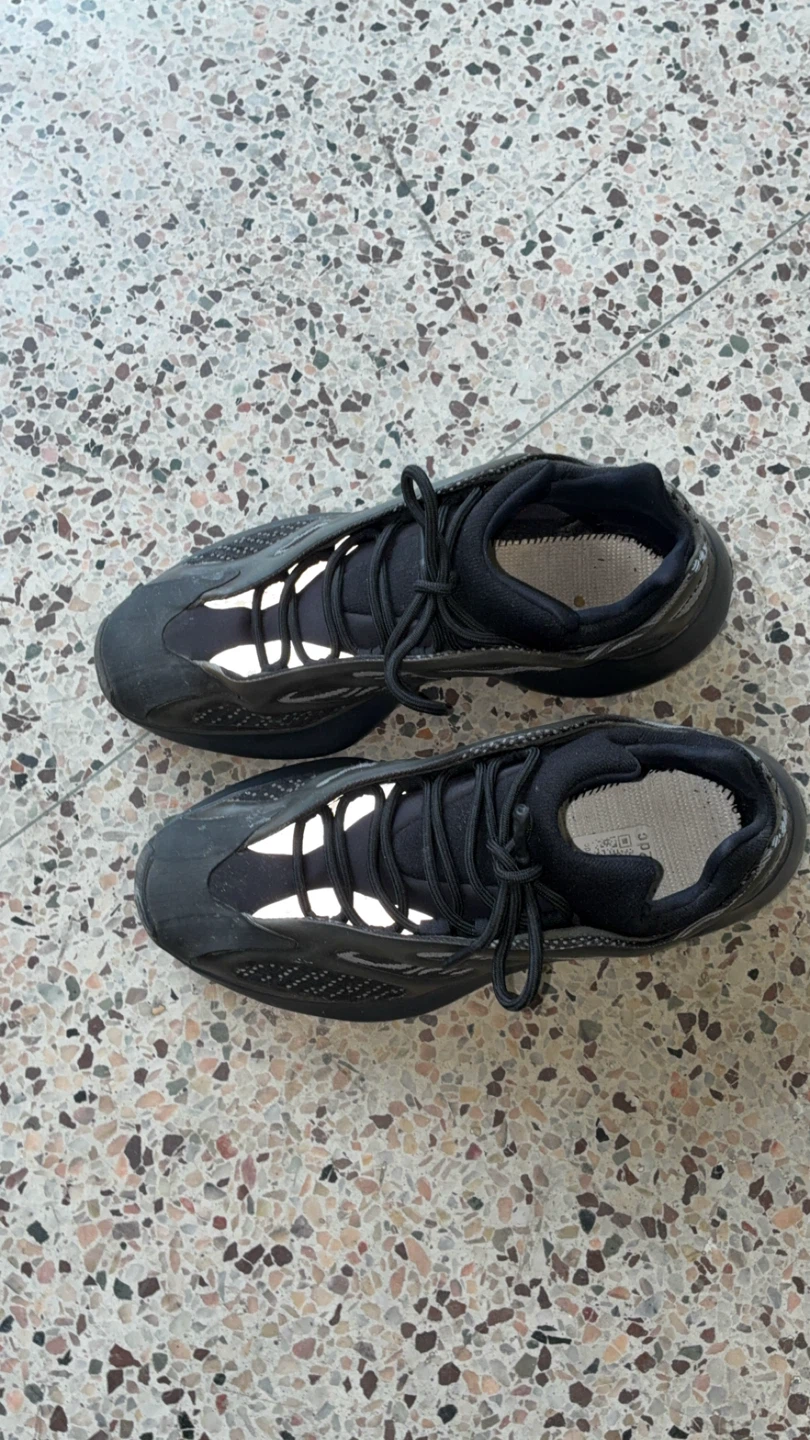 Yeezy 700 v3 glow in the dark size 9 - photo 2