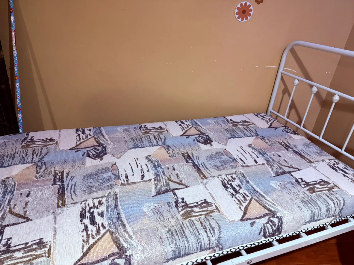 White Metal Frame Bed with Patterned Mattress - photo 2