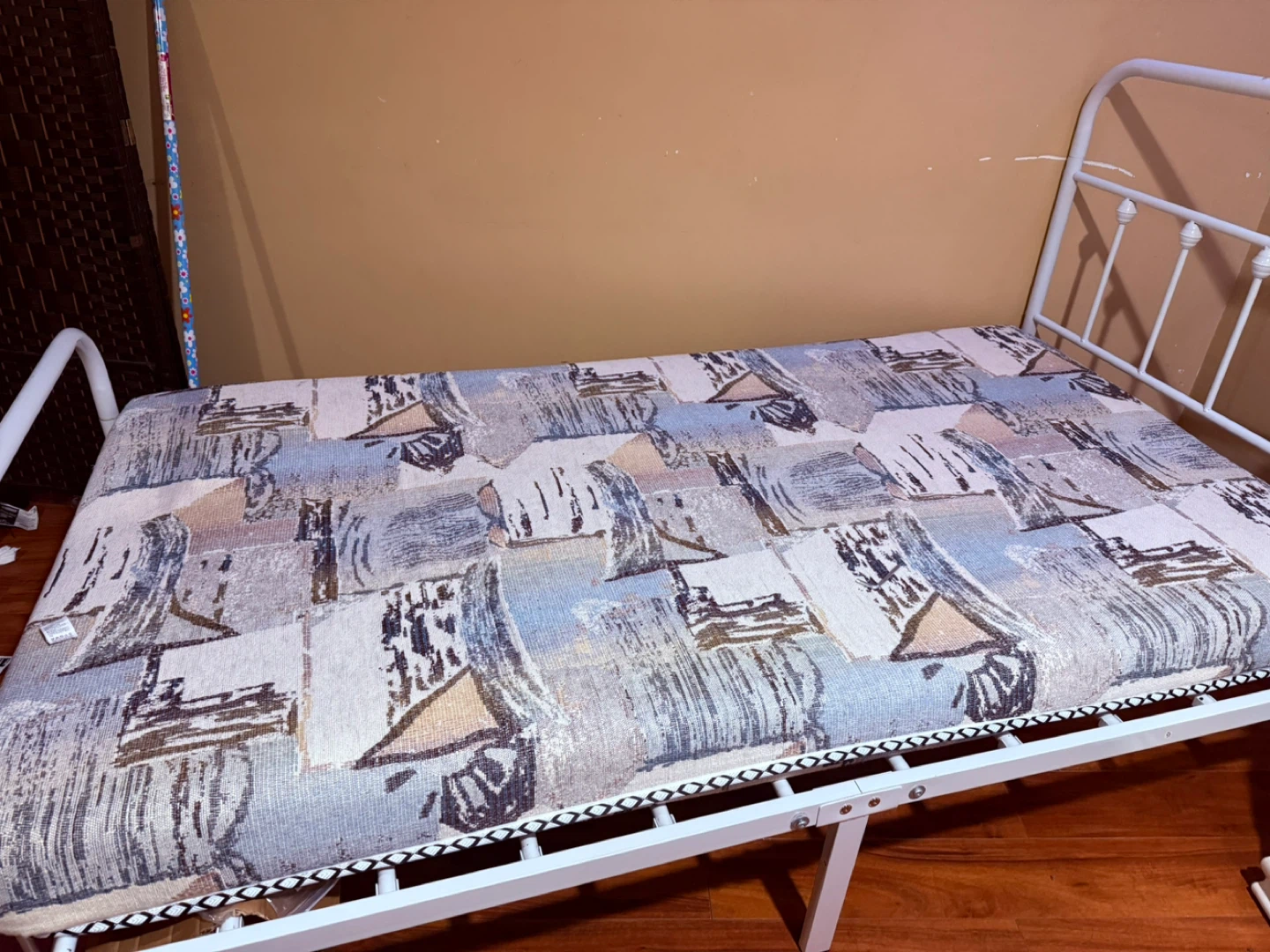 White Metal Frame Bed with Patterned Mattress - photo 4