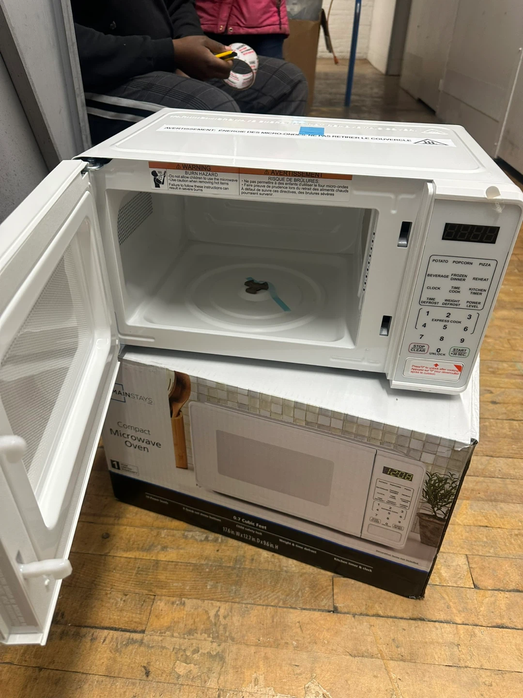 Mainstays 0.7 cu ft Compact Microwave Oven - photo 4