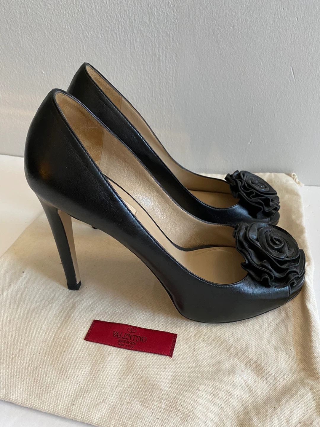 Valentino Garavani Black Leather Rose Pumps - photo 5