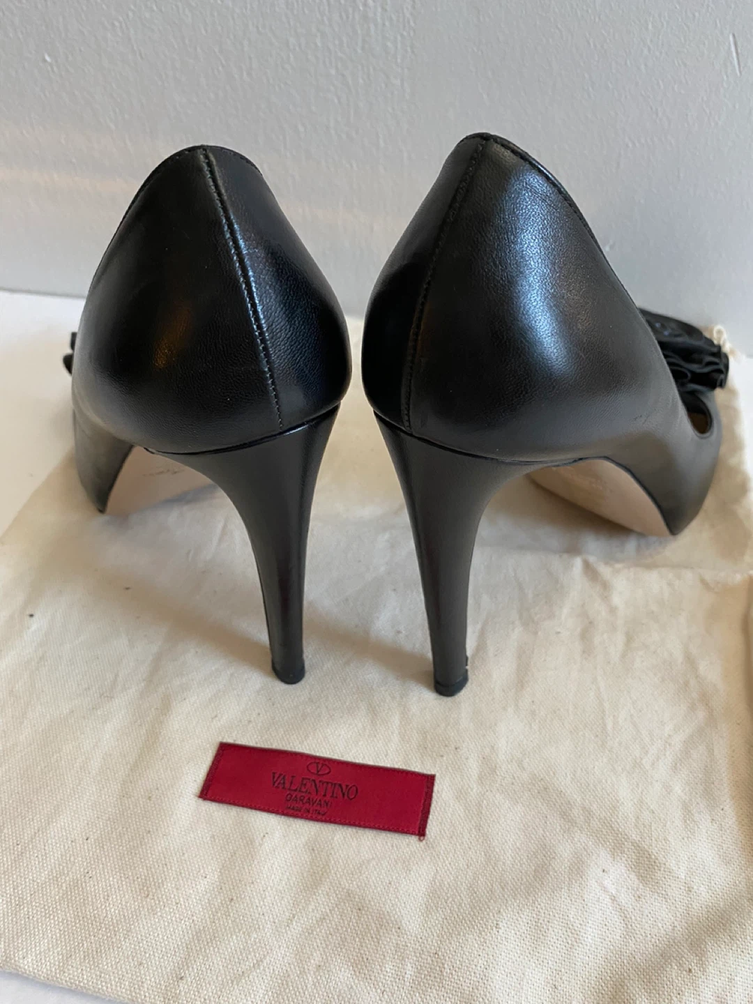 Valentino Garavani Black Leather Rose Pumps - photo 4