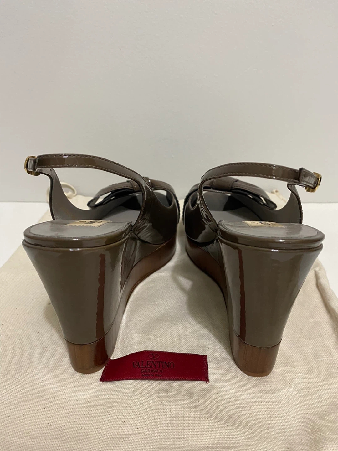 Valentino Garavani Brown Patent Bow Wedge Sandals Size 39 - photo 4