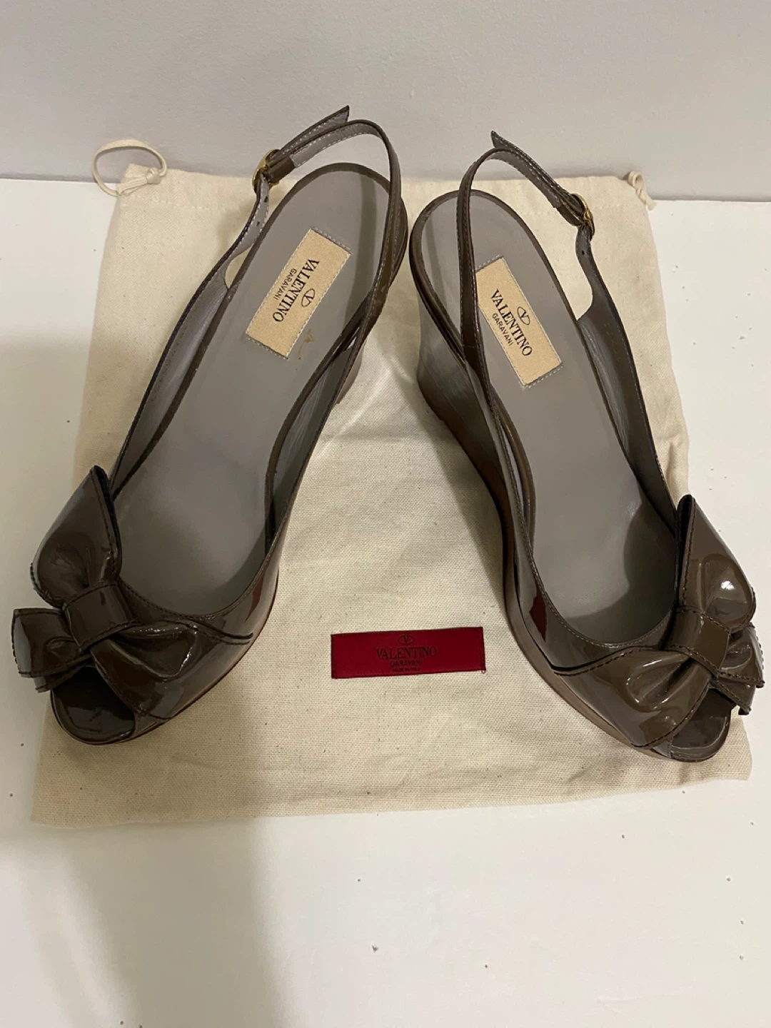 Valentino Garavani Brown Patent Bow Wedge Sandals Size 39 - photo 3