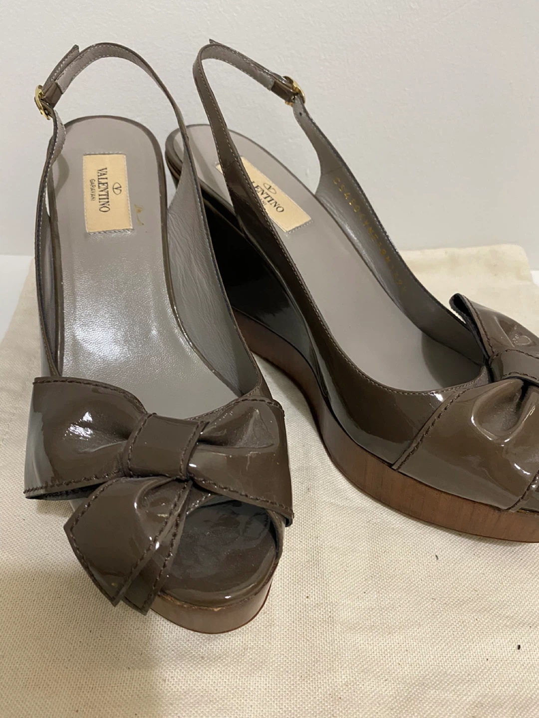 Valentino Garavani Brown Patent Bow Wedge Sandals Size 39 - photo 2