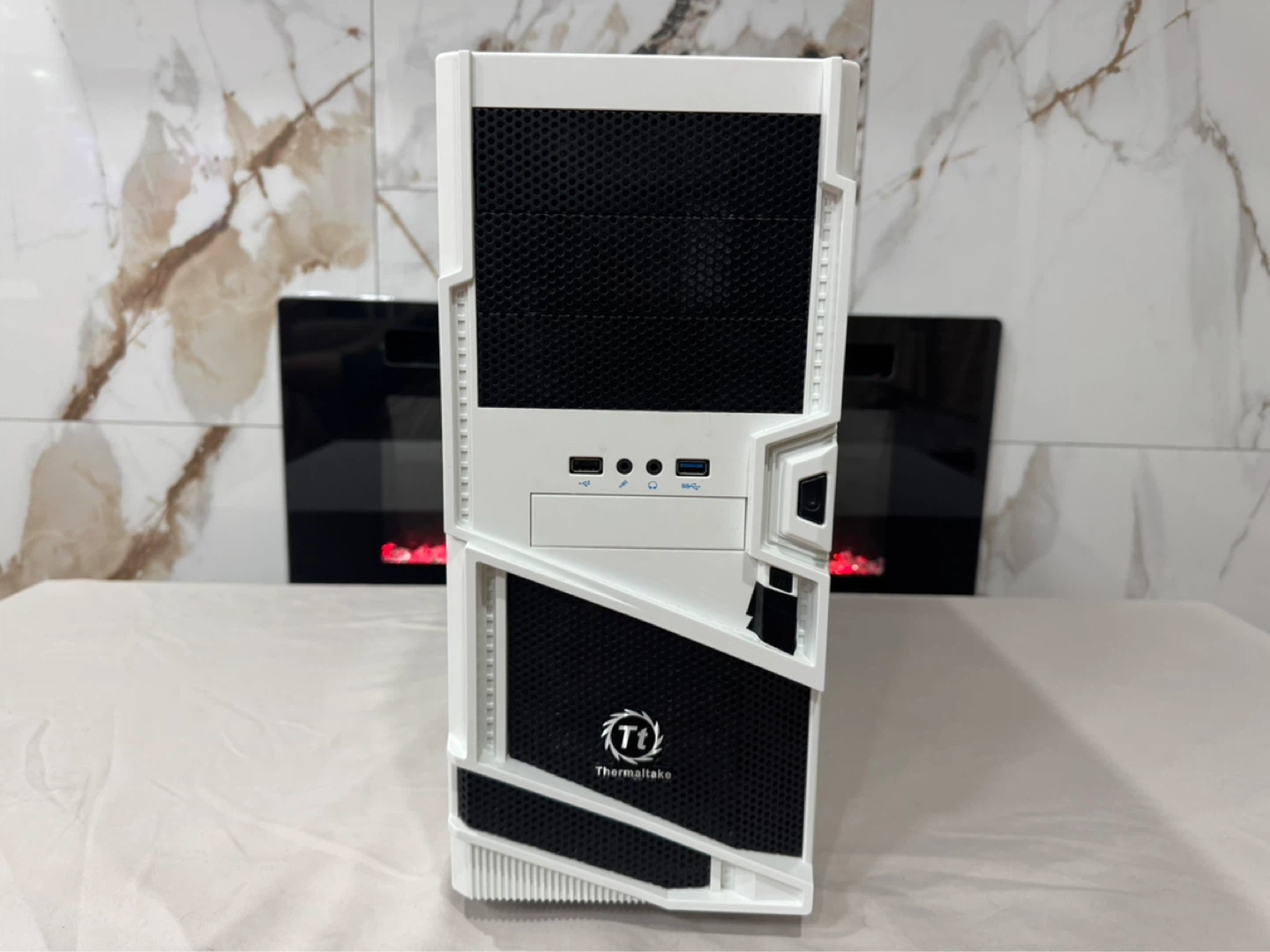 White Thermaltake Case | Clean Budget White Build Case - photo 2