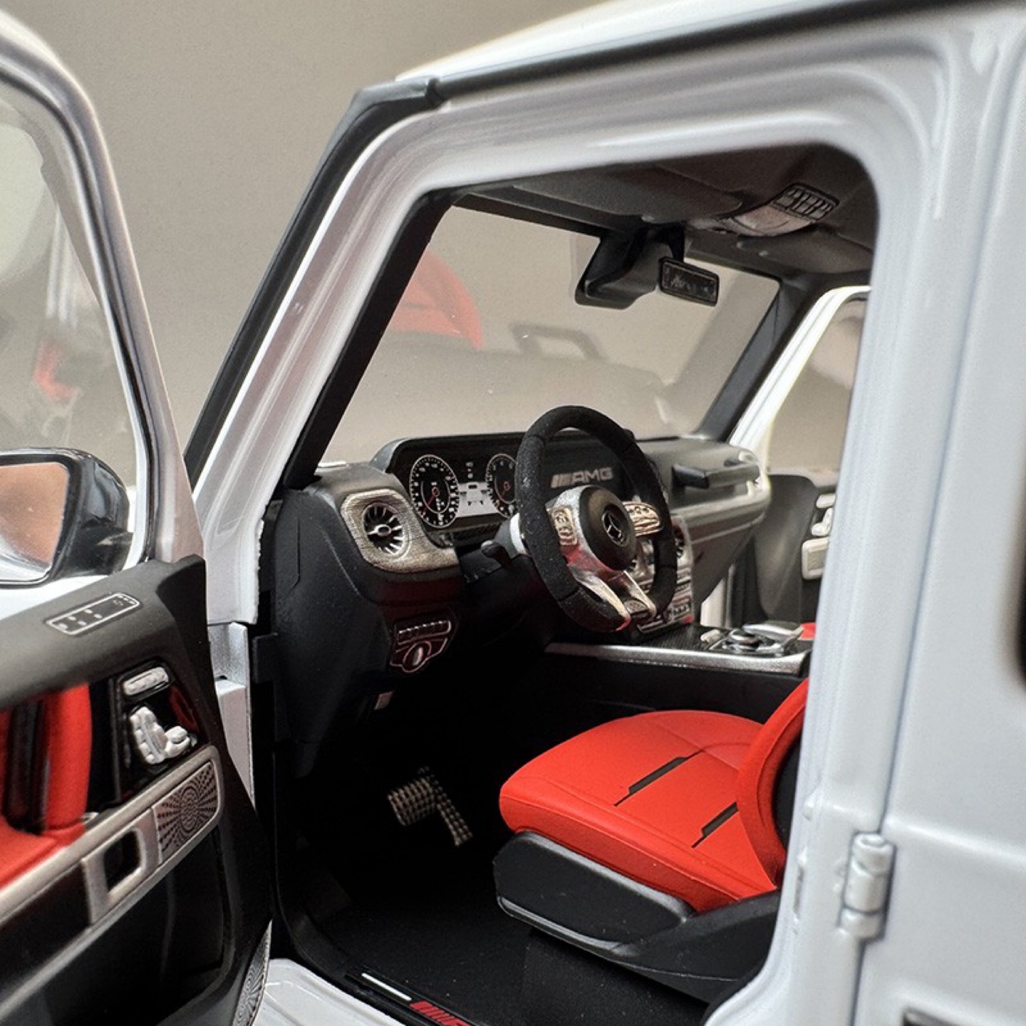 Almost Real 1:18 Mercedes-Benz G63 AMG White Diecast Model Car - photo 4