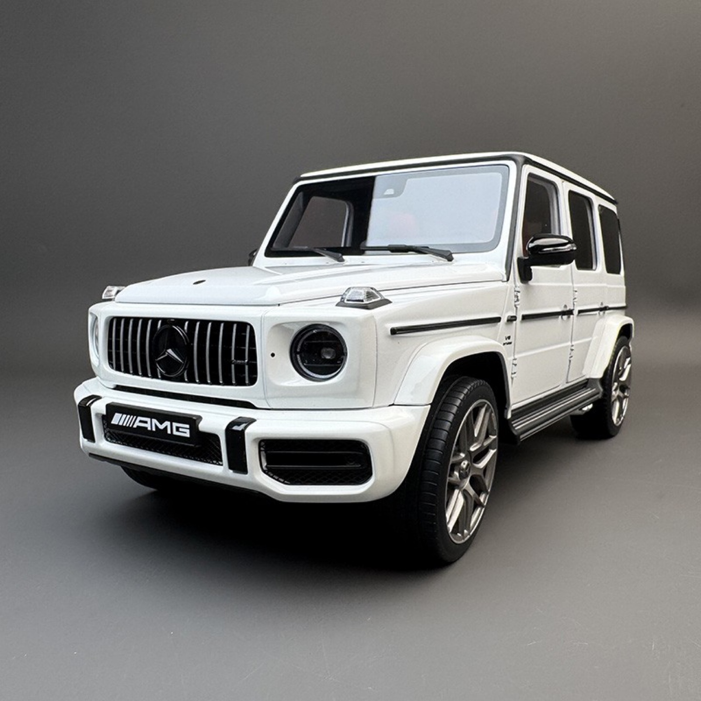Almost Real 1:18 Mercedes-Benz G63 AMG White Diecast Model Car - photo 5