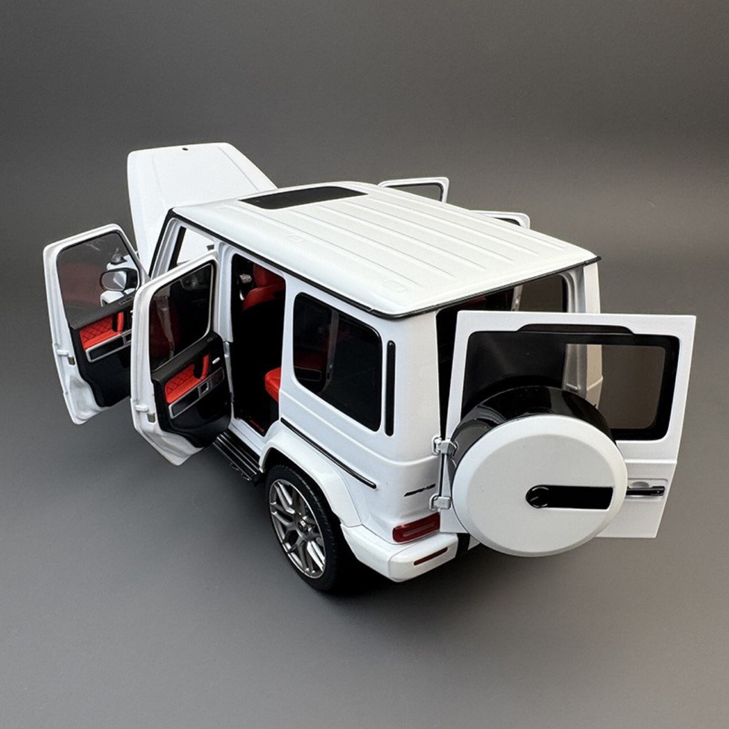 Almost Real 1:18 Mercedes-Benz G63 AMG White Diecast Model Car - photo 2