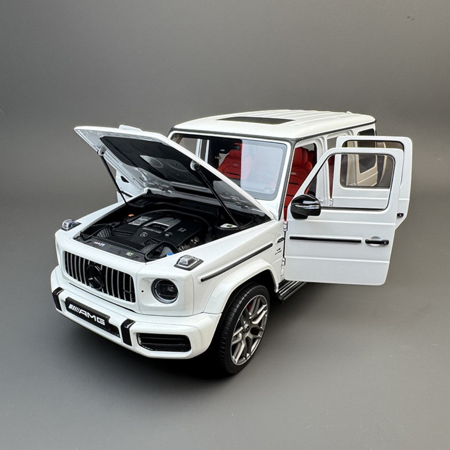 Almost Real 1:18 Mercedes-Benz G63 AMG White Diecast Model Car - photo 3