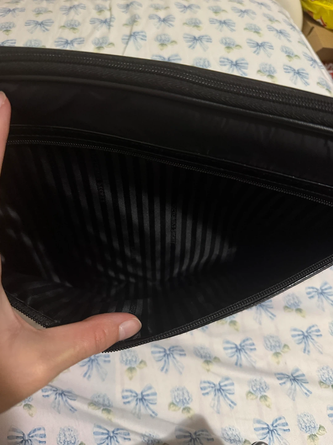 Victoria’s Secret Black 15 Inch Laptop Zip Case - photo 4