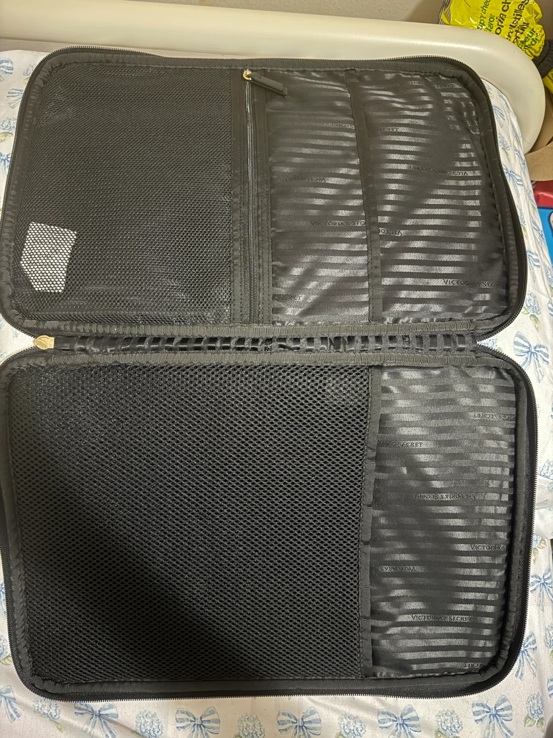 Victoria’s Secret Black 15 Inch Laptop Zip Case - photo 3