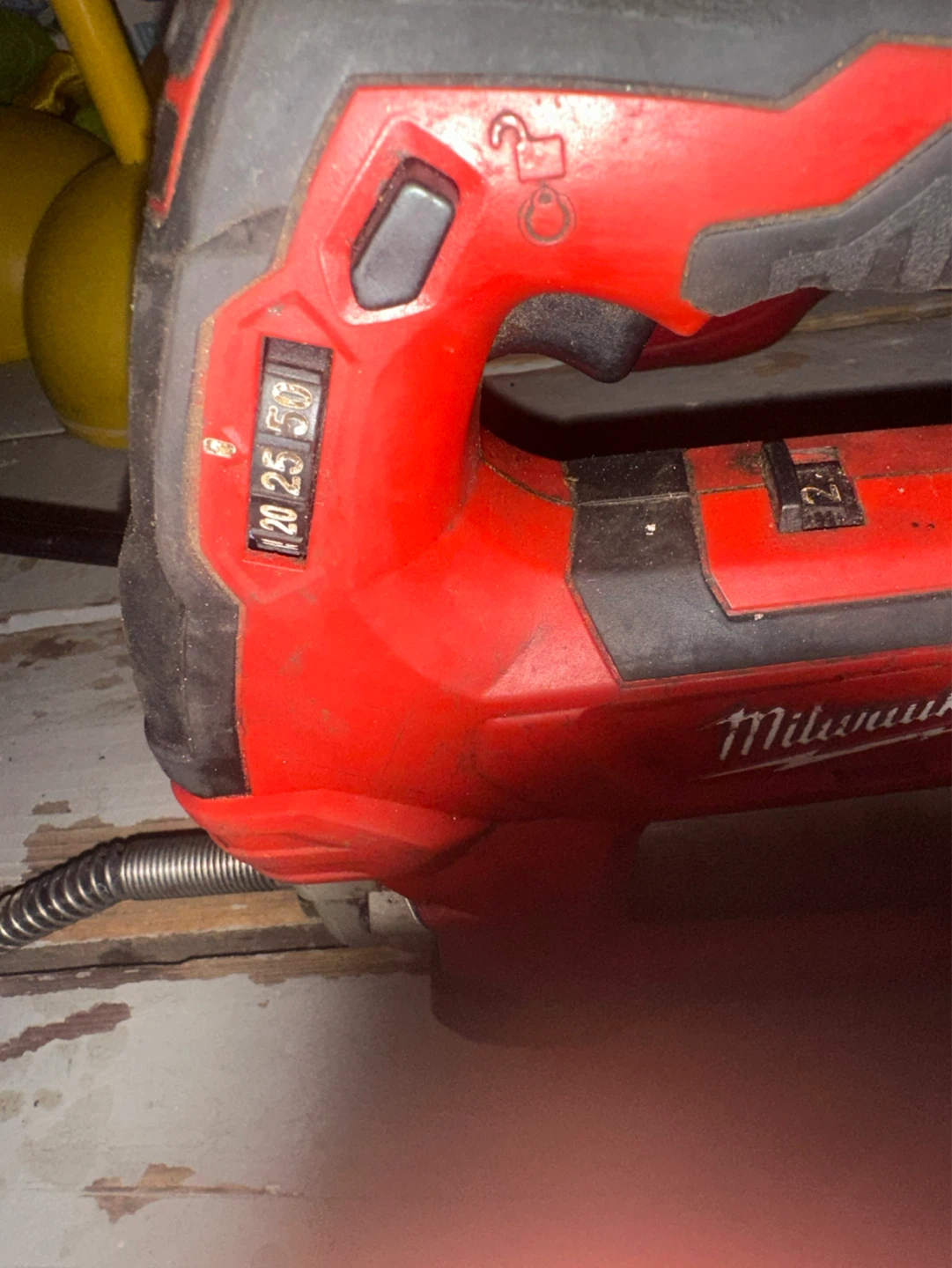 Milwaukee M18 Cordless Grease Gun - photo 4