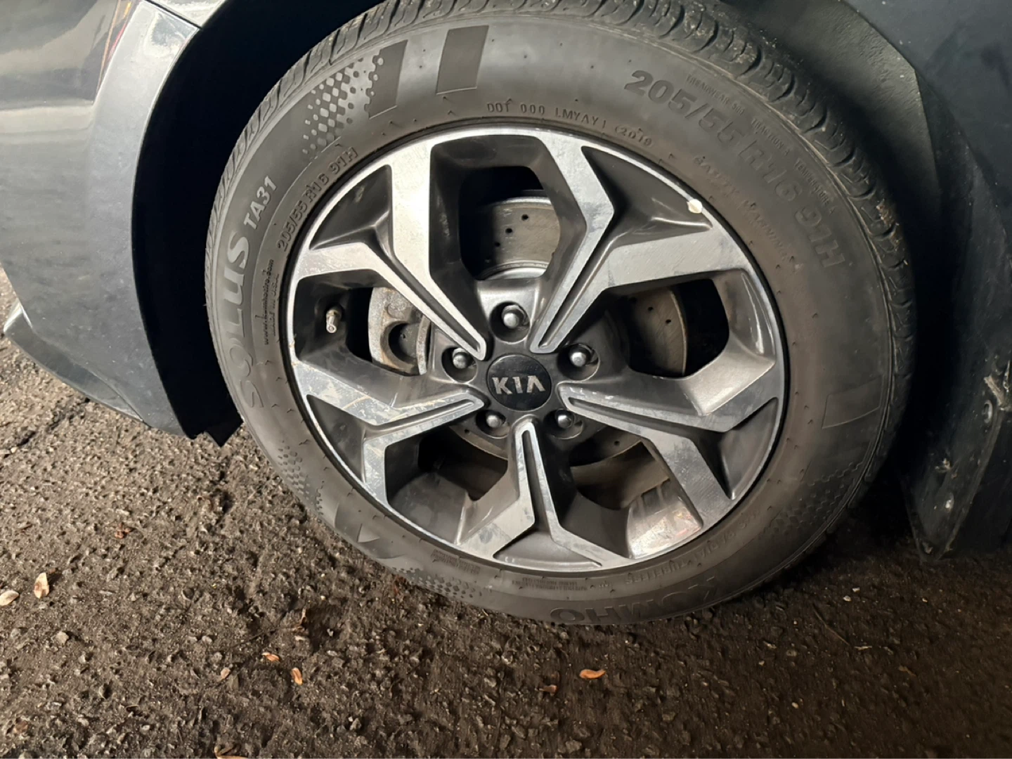 Kia rims Kumho 205/55 R16 with tire sensors