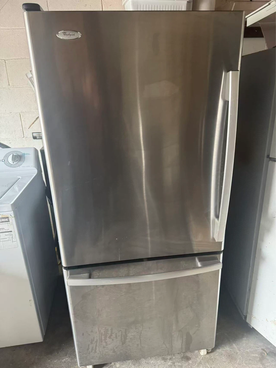 Good condition whirlpool fridge $300 - photo 2