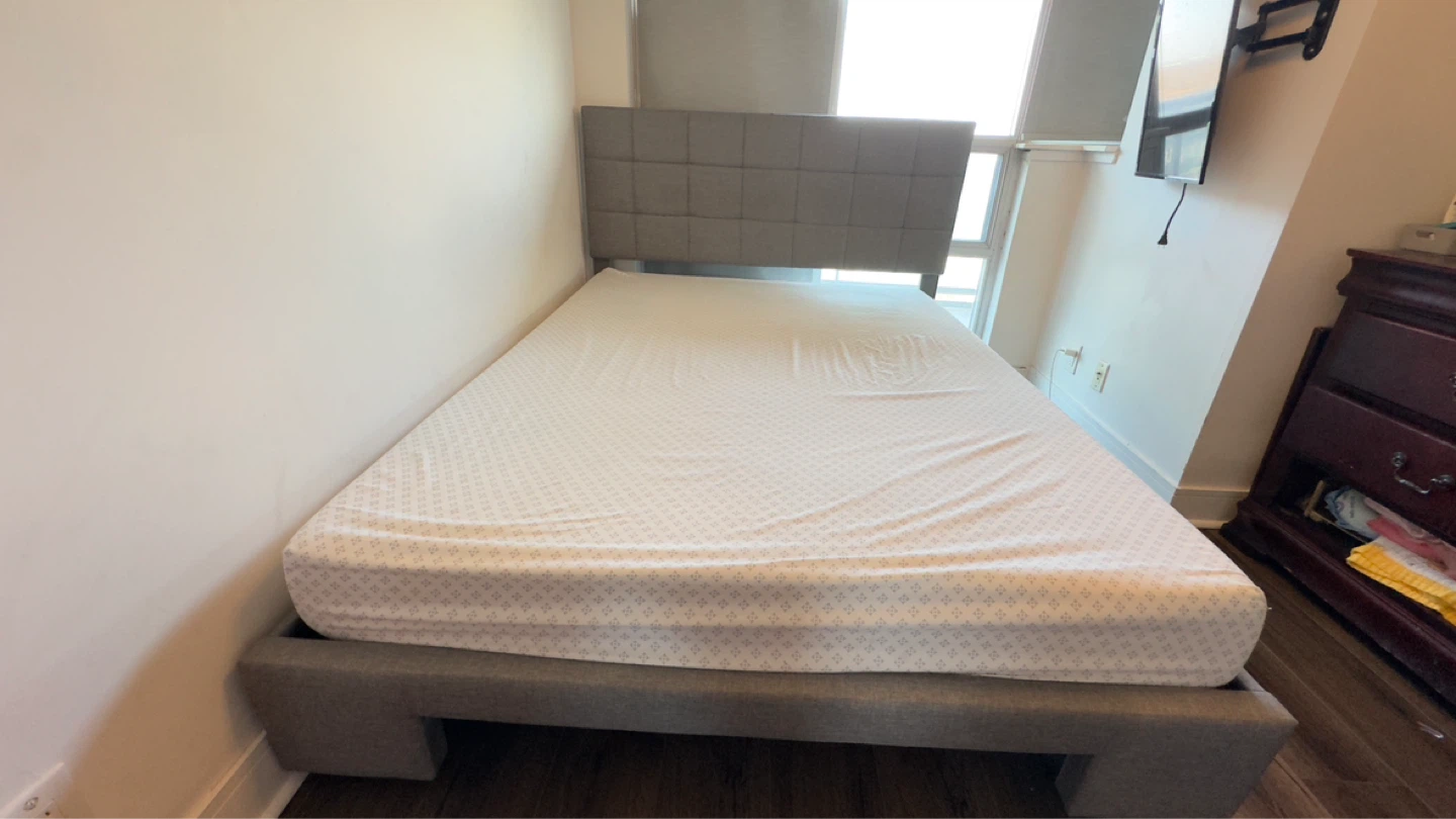 Queen bed with 8’’ bed story foam mattress - photo 2