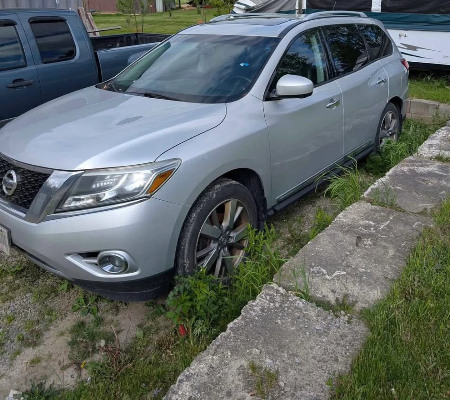 Silver Nissan Pathfinder Platinum 2014 fully loaded