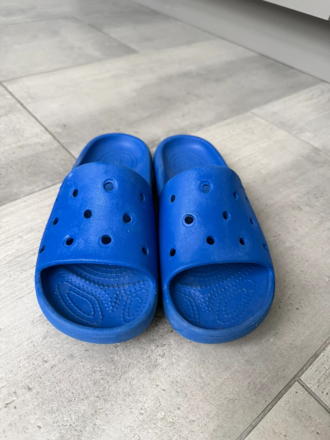 Crocs - kids/ women’s sandals/ unisex