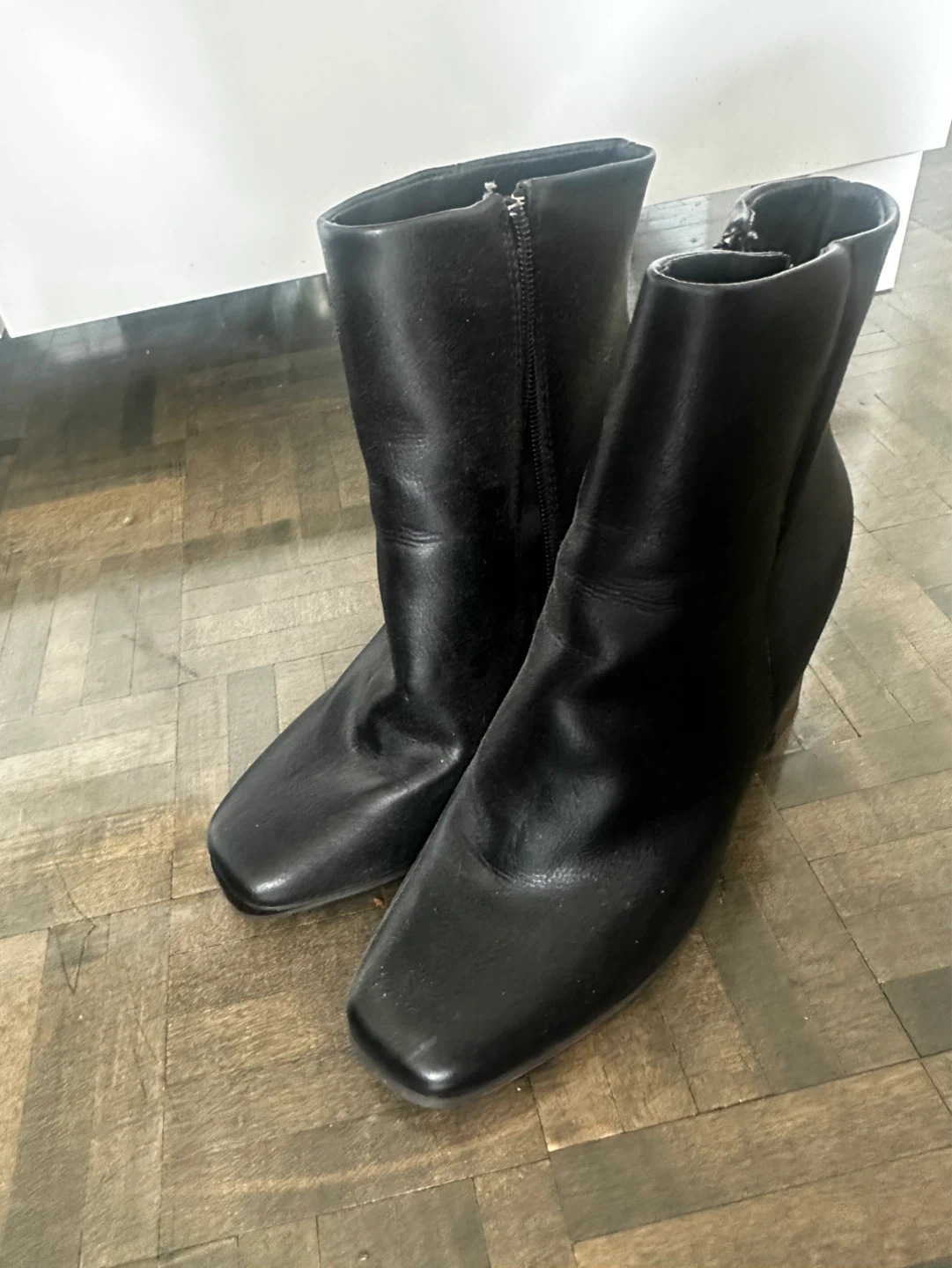 4 pieces of women’s footwear - size US 7.5
