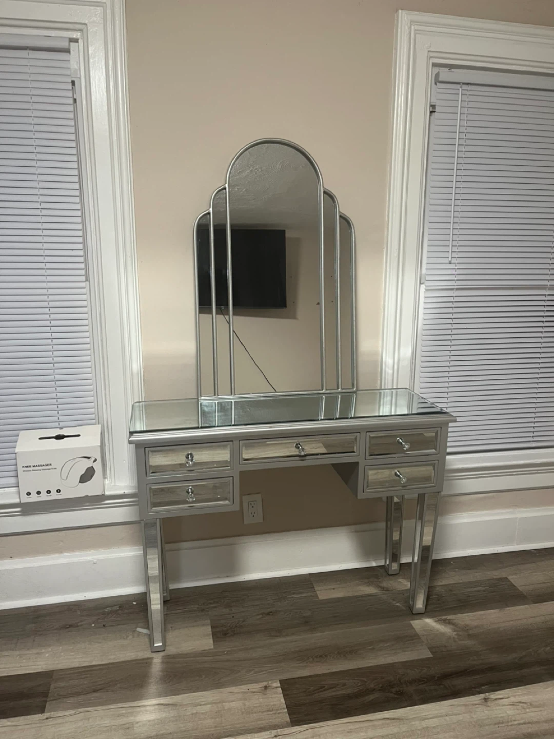 Mirrored Vanity Dressing Table with Arched Tri-fold Mirror - photo 2