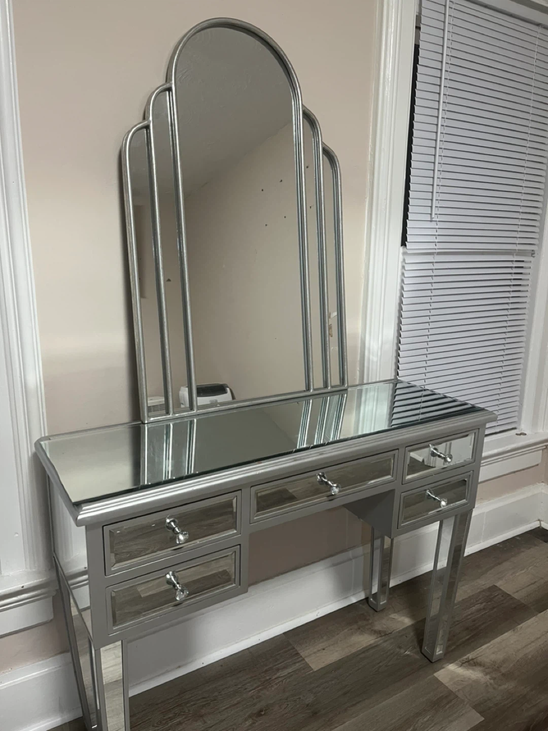 Mirrored Vanity Dressing Table with Arched Tri-fold Mirror