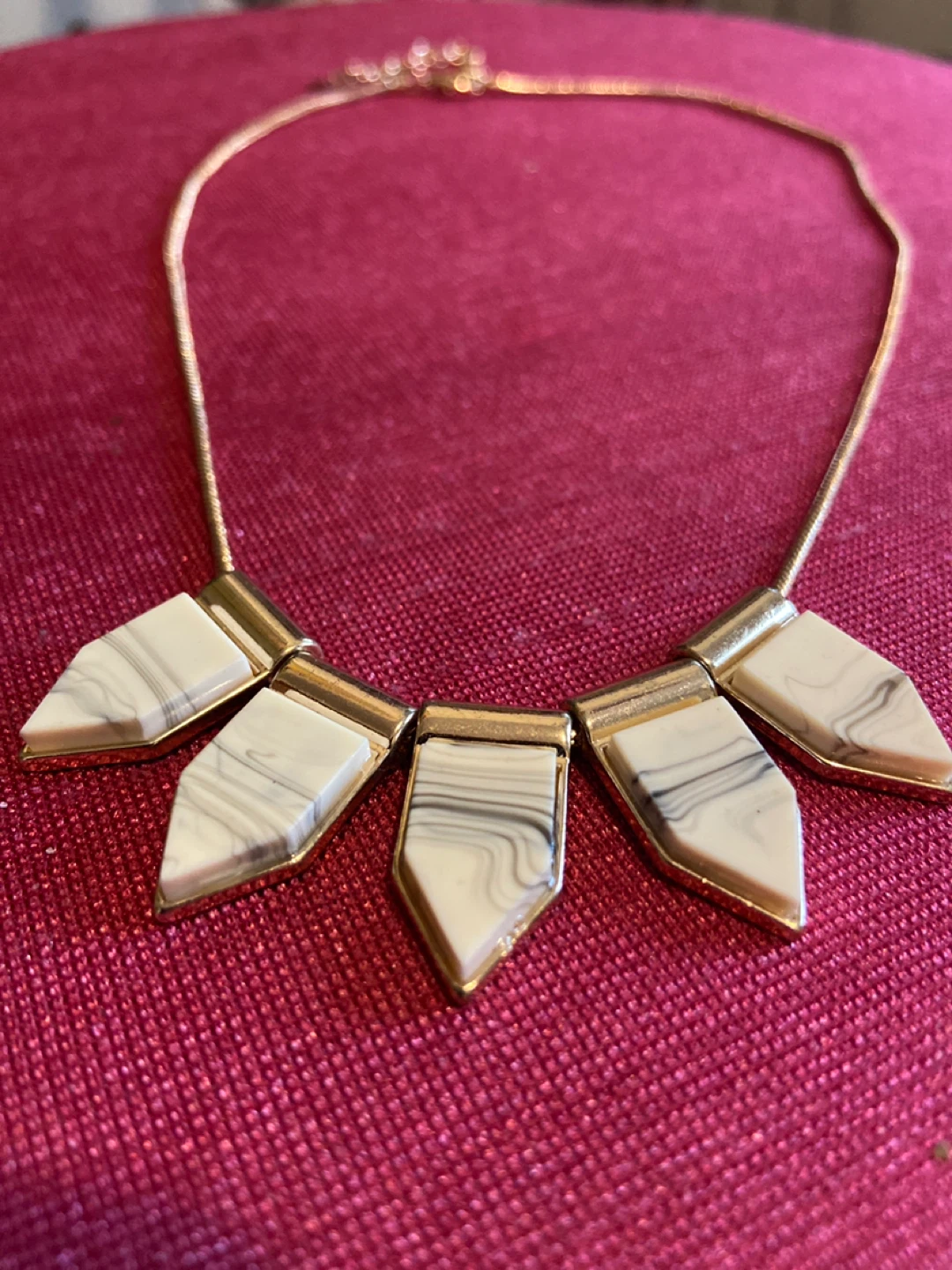 Gold-tone statement necklace with marbled pendants - photo 3