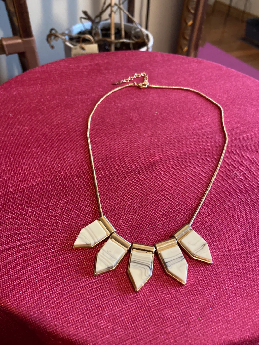 Gold-tone statement necklace with marbled pendants - photo 2
