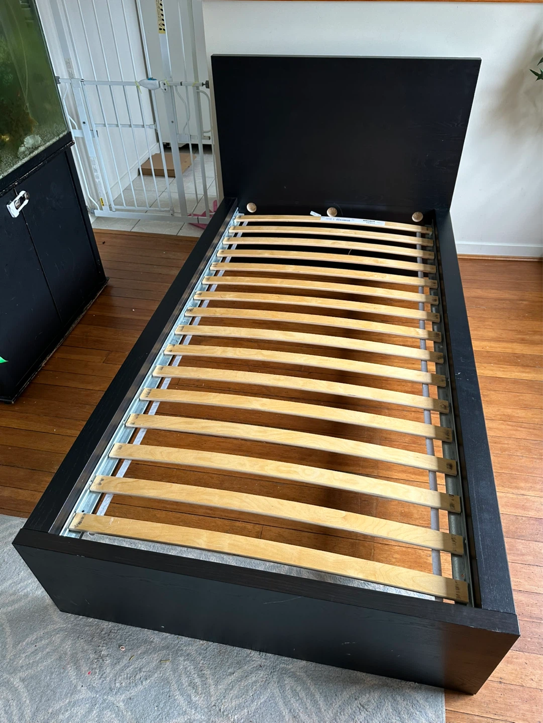 Excellent condition Twin bed frame *Free delivery